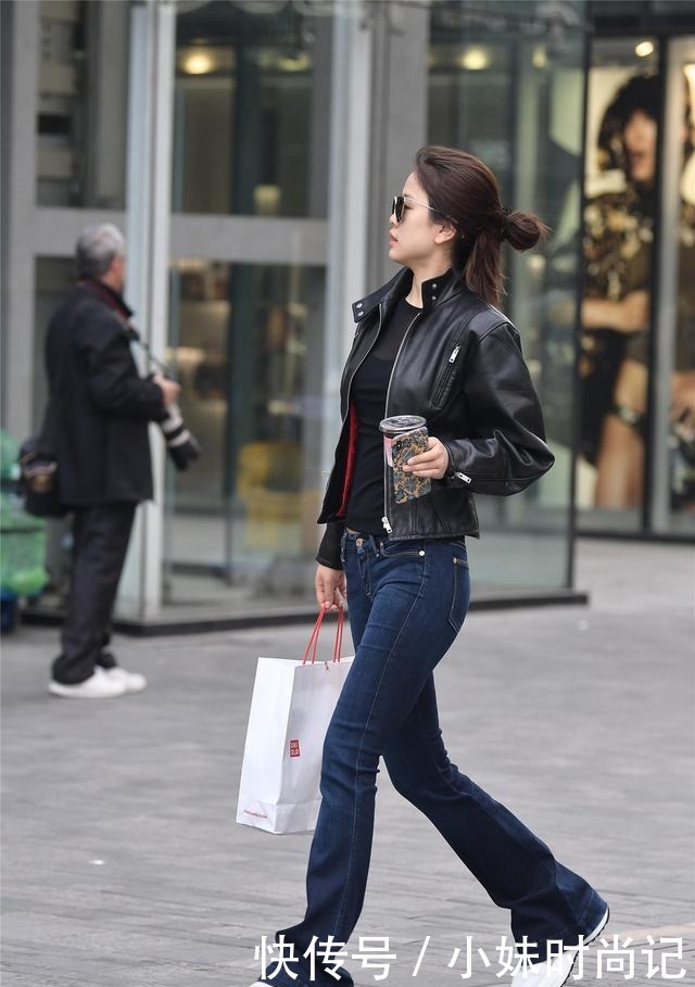 位美女选择|宽松的牛仔裤配上显瘦的效果, 修身的牛仔裤展现身材曲线, 你喜欢哪一种