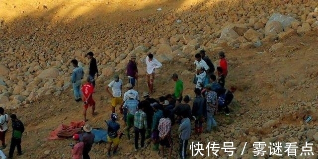 小贩!大街上那些10元一个的手镯是从哪里来的小贩道出实情