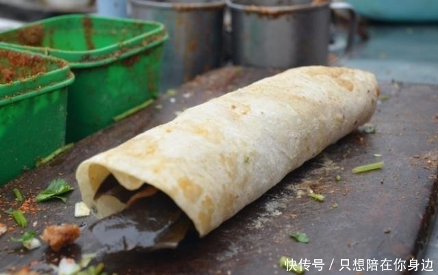  大妈校门口卖小吃，学生放学抢着来买，十年从未涨价！