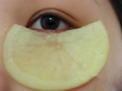 女人长眼袋细纹别慌,每天抹点厨房常见物品,抚平眼袋细纹显年轻