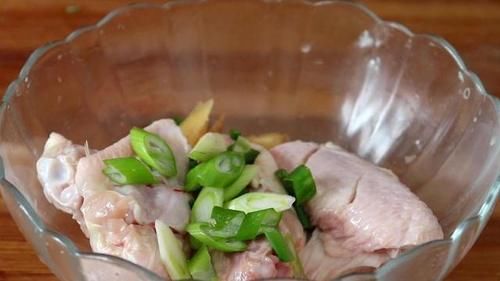 鸡翅超好吃的做法，不油炸不用烤，皮焦肉嫩，孩子天天吵着吃