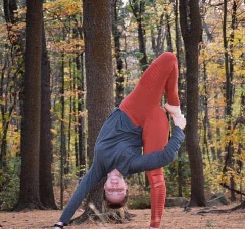 小伴|瑜伽人的脑回路很新颖啊，女人现身树上，我强迫症都犯了
