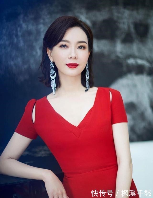 小姐姐 奔五女人快放弃“黑长直”吧!这4款发型更适合你,减龄还显气质!