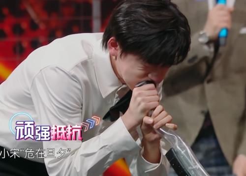 宋亚轩使劲吹水管,五官挤在一起,脸上的一处凸起令粉丝傻眼了