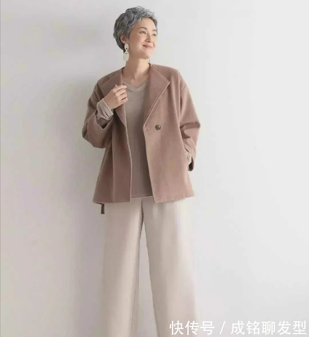 长大衣 满头白发不影响美丽,七八十岁奶奶精致的穿搭,时髦大气又显年轻