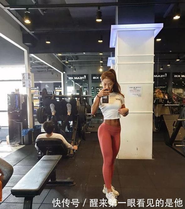 女子|女子非常热爱健身, 马甲线身材被赞美, 只是下半身有点显腿粗!