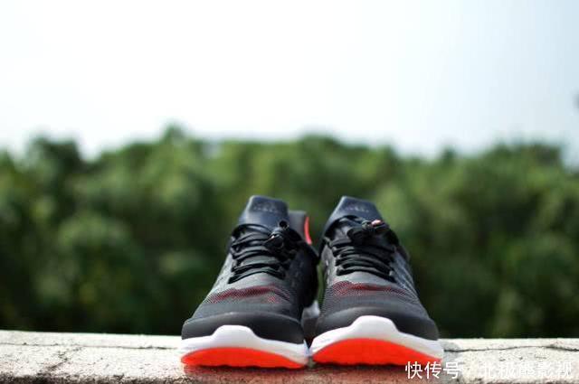 老外自制“超级跑鞋”，跑起来比摩托车还要快，真是满满黑科技！