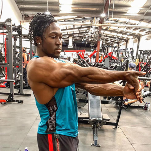 腿部肌肉|15岁开始健身,酷爱练腿,如今深蹲210公斤,腿部肌肉尤其发达