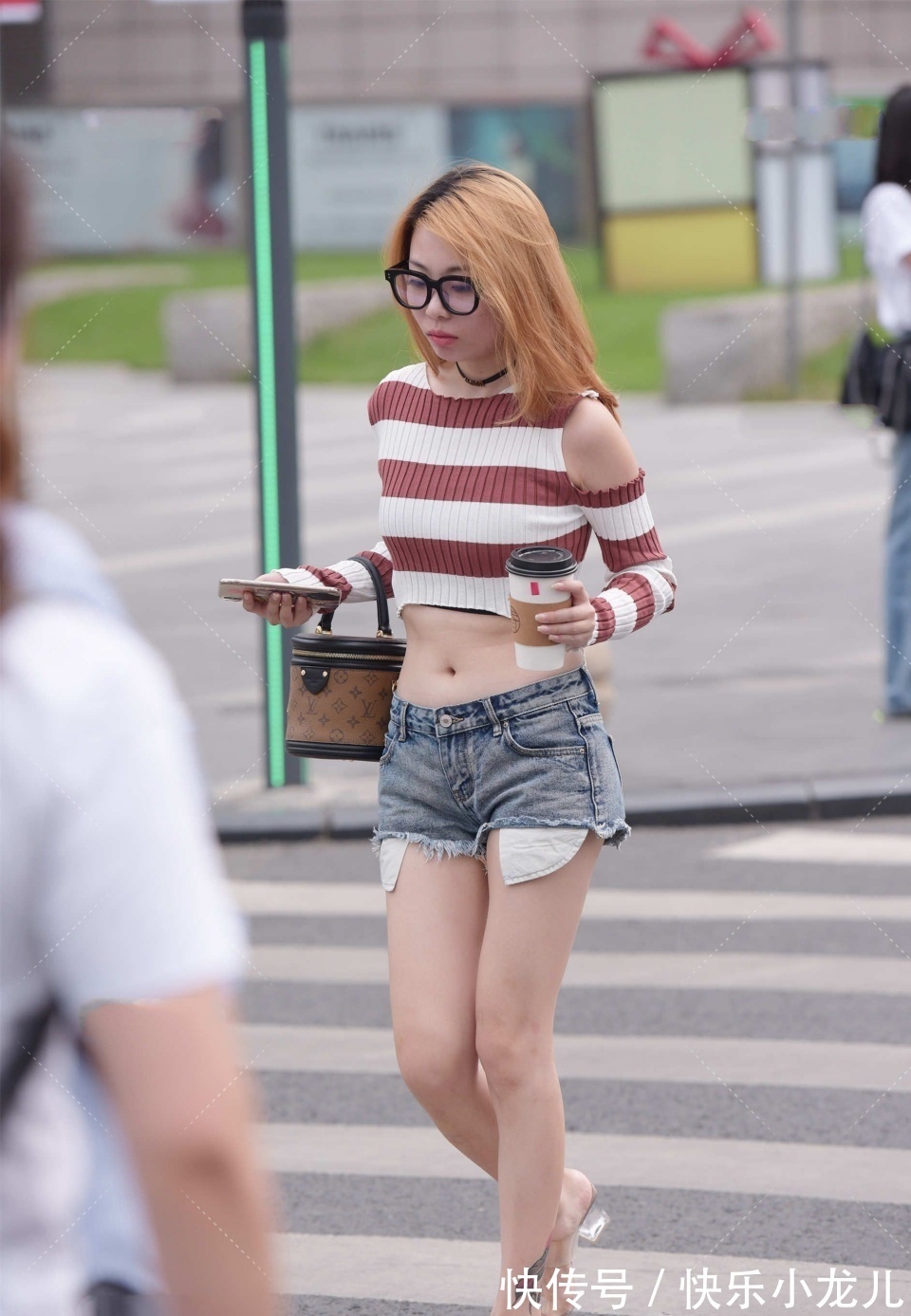 背影|长发小姐姐华丽的背影,在回头的那一刻,我好想谈1场恋爱