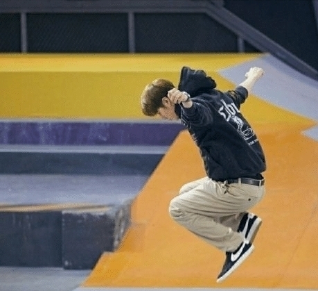 滑板|王一博玩滑板不好嗎？職業(yè)選手都承認他給滑板圈帶來了熱度！