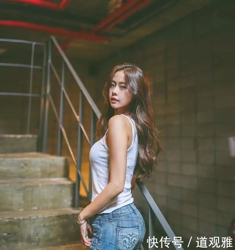 街拍漂亮内向精致的小姐姐,丰腴有致,走在哪里都吸睛又抢眼