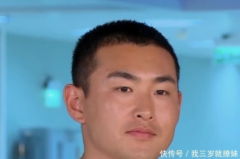 大战 《奔跑吧》节目组搞两种待遇,人梯大战素人都戴头盔,跑男却没有