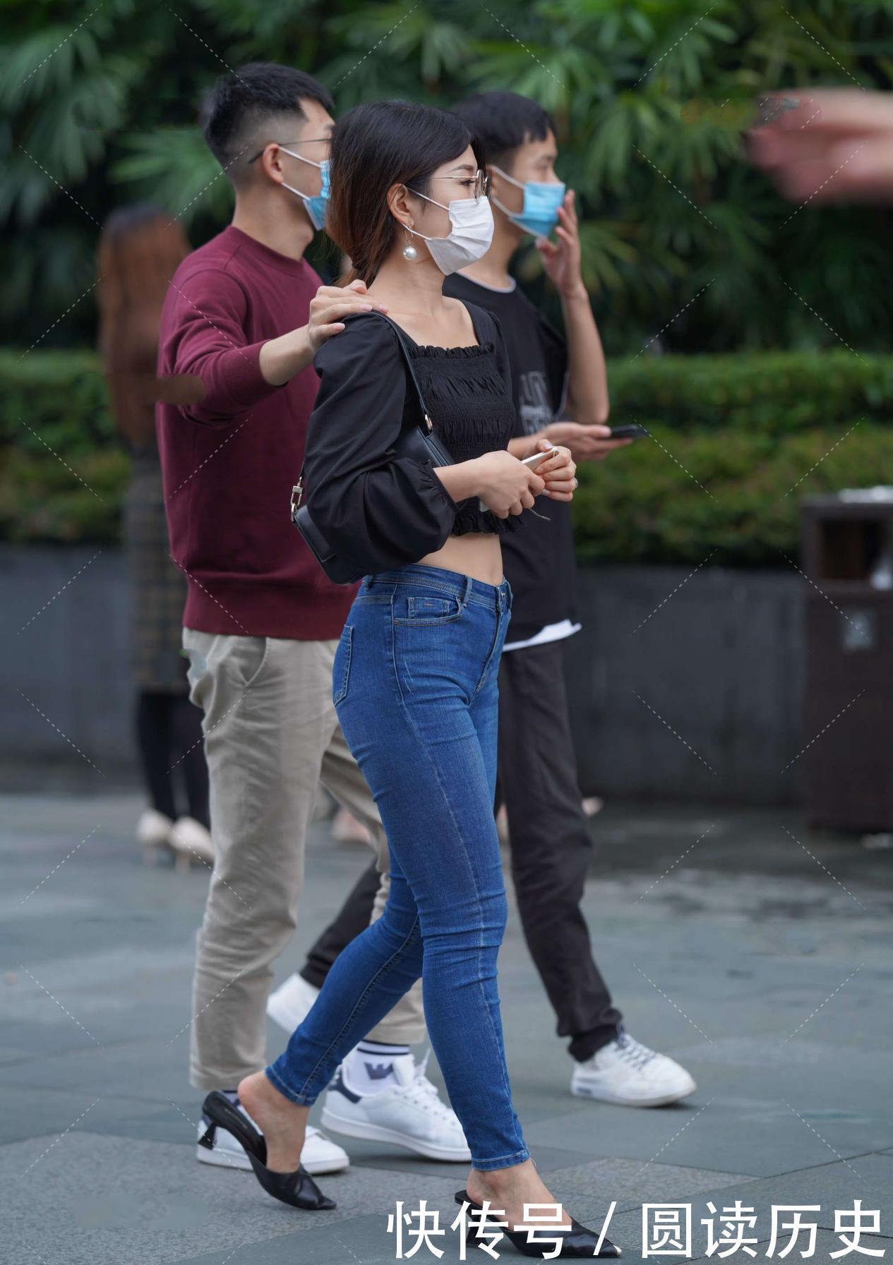 腿型|黑色方领上衣搭配高腰牛仔裤，时尚大方，气质十足