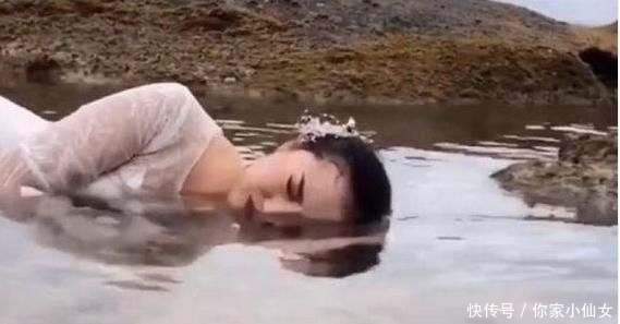 爬在水里,都快被熏哭了,姑娘为了拍照也是拼了