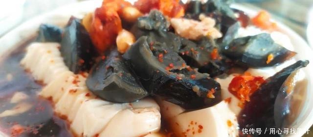 皮蛋拌豆腐,酸甜辣爽,特别好吃的一个凉菜