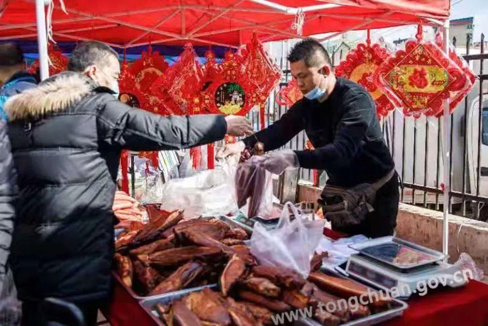  春节将至年味浓 年货市场“热”起来