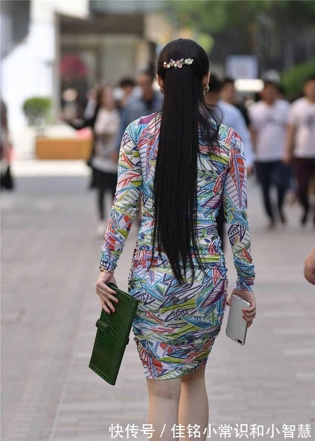 减龄 上了年纪的女人千万别穿得太低俗,印花连衣裙,甜美优雅又减龄!