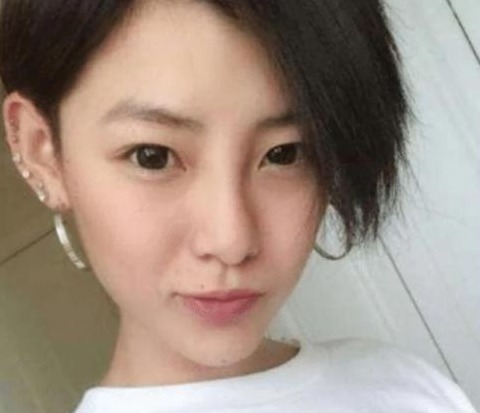 婚姻殿堂 曾经一夜爆红的黑婚纱女孩,嫁给了心爱的男人,如今生活怎么样?