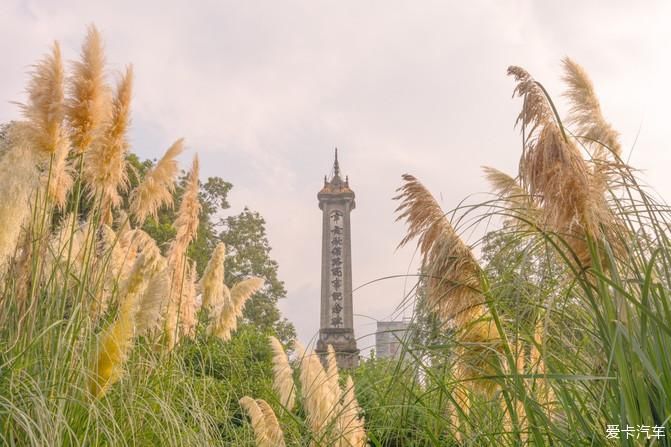 “少不入蜀，老不出川”