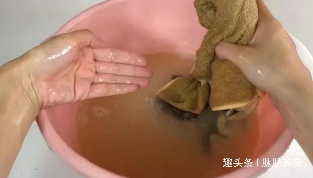 不管毛巾多脏多黄，在水里滴几滴，洗完的毛巾又软又干净！
