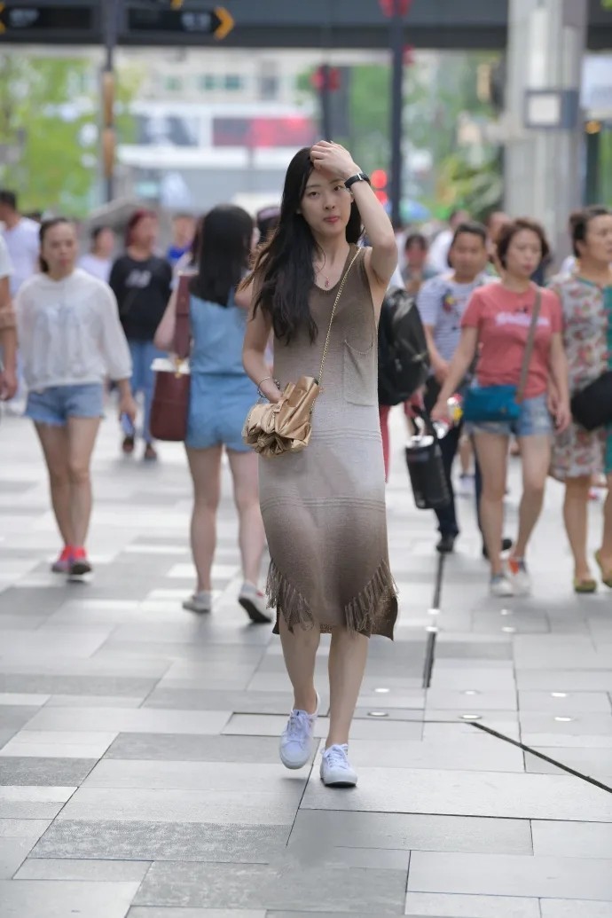 简约|简约活泼又少女的搭配方法,舒适随性还很优雅,彰显时尚风采