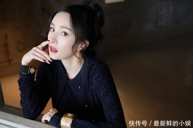 再现|杨幂学院风造型曝光,34岁再现少女感穿搭,漫画腿太抢镜