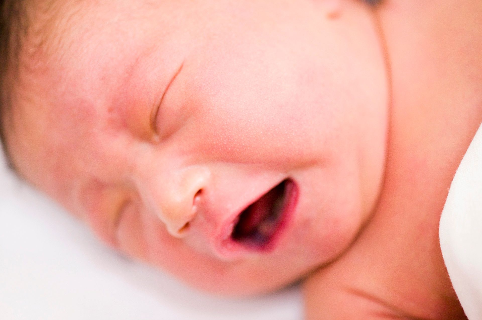 新生儿护理指南：谨记“3要3不”，常做2件事睡得香发育好