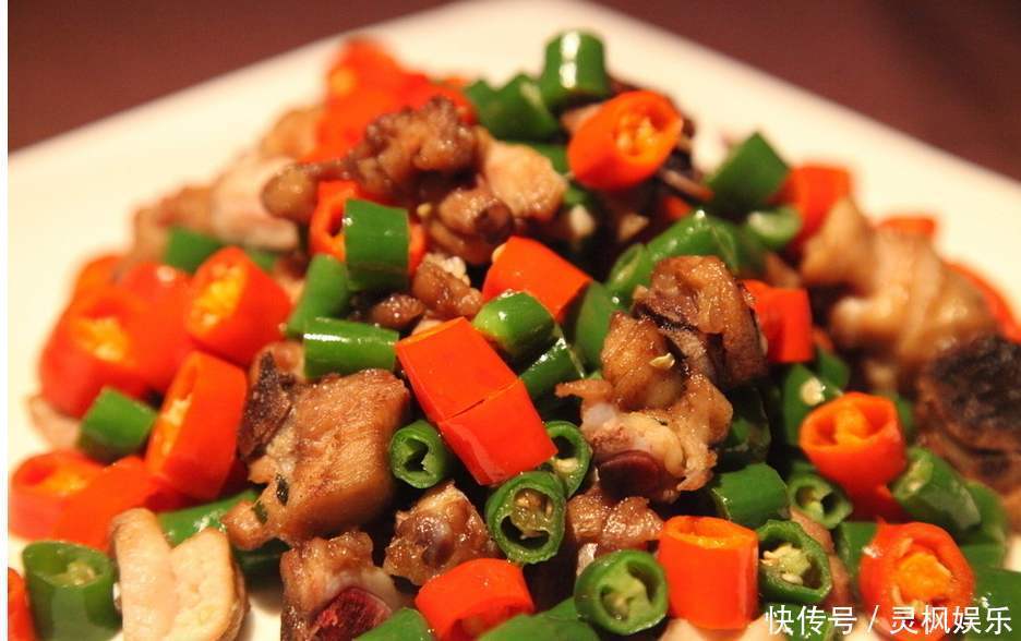 别为午饭发愁了,一学就会的鸡丁炒辣椒,香辣入味,好吃不长肉