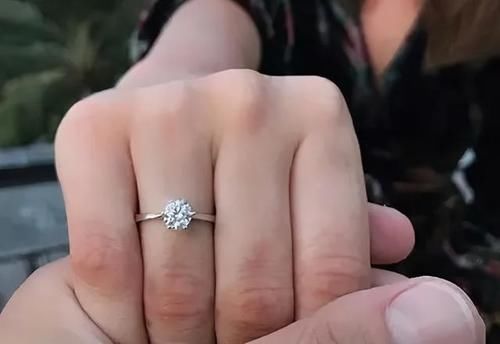 买不起不能看吗?看完人家的订婚戒指,偷偷哭了一个晚上