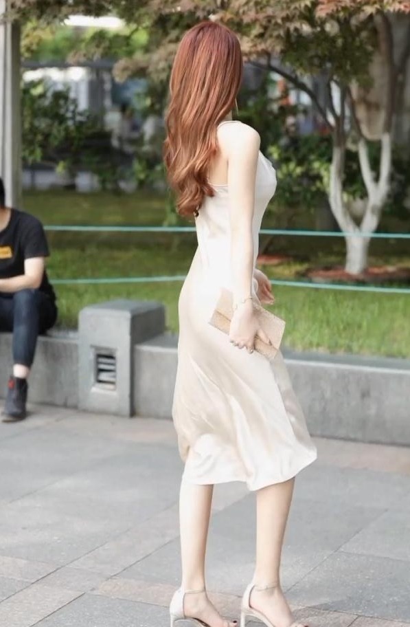 连衣裙 米白色绸缎连衣裙搭配高跟鞋,干净优雅,清纯灵动