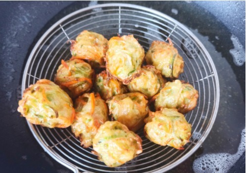 丸子|这才是萝卜丸子的传统做法,外酥里嫩,不加一滴水,凉了也不会硬