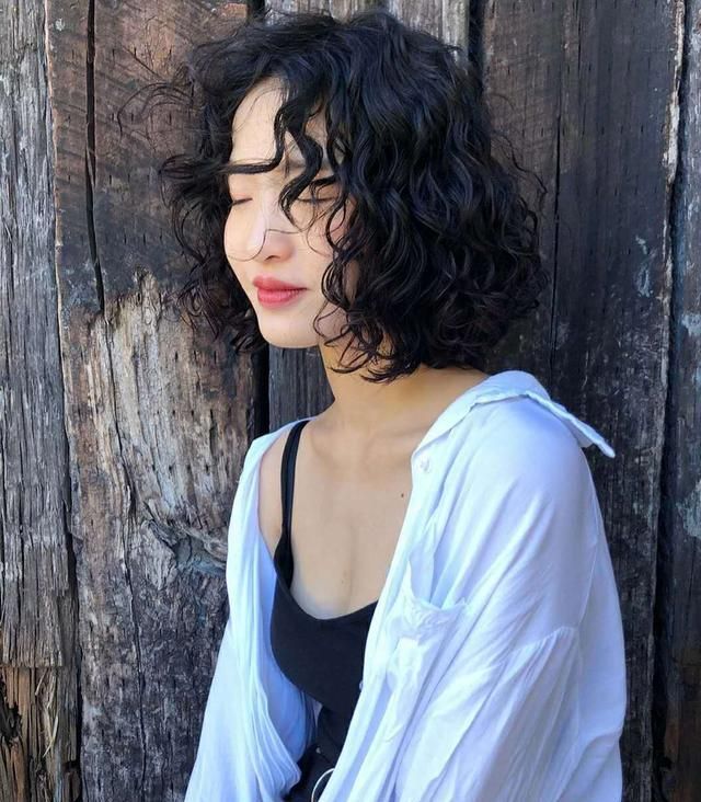 怎么样烫头蓬松还不显老?搞懂这三个减龄发型,小卷洋气大卷时尚