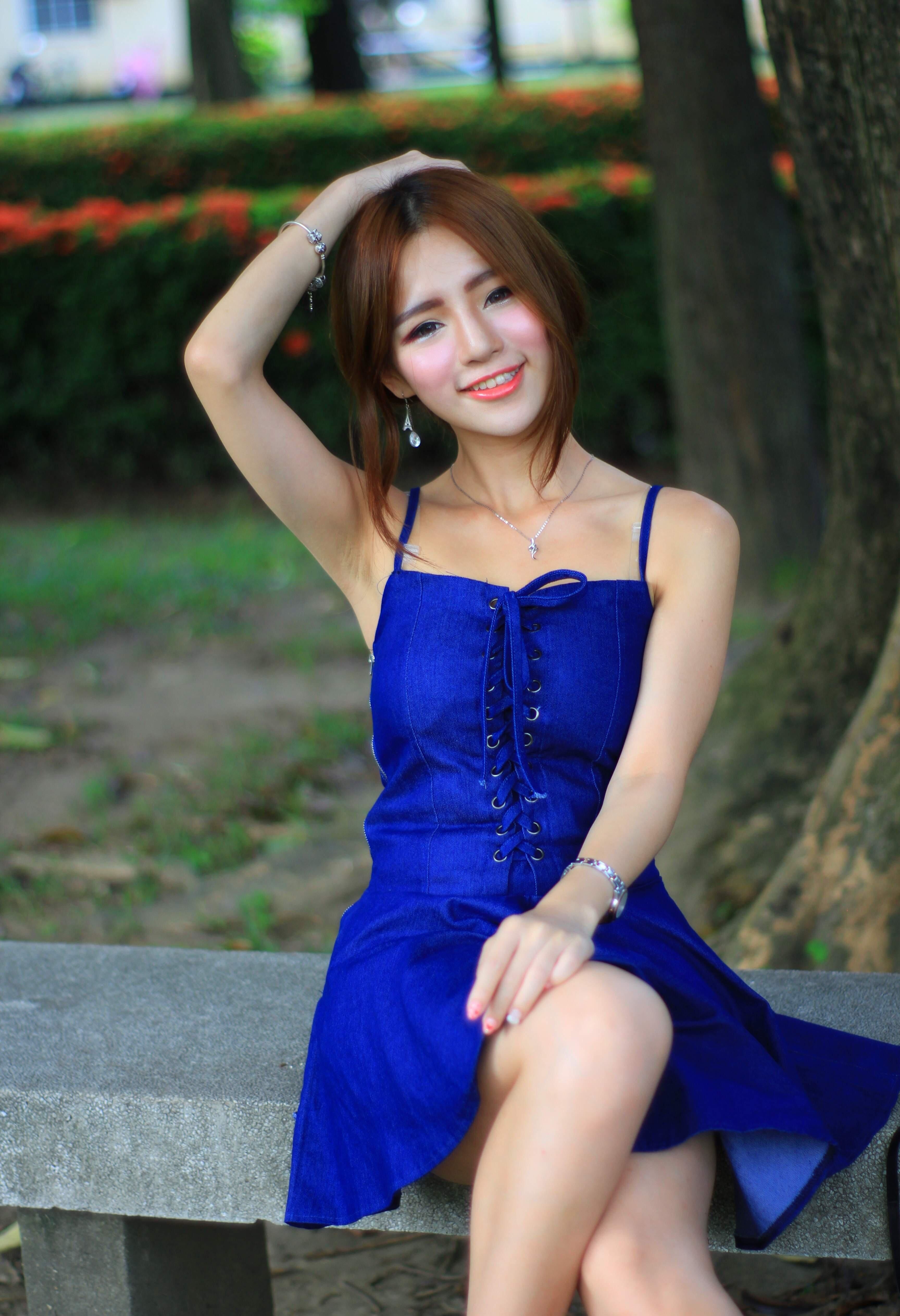 清新靓丽的牛仔吊带裙美女，搭配白色小鞋更是青春气息十足