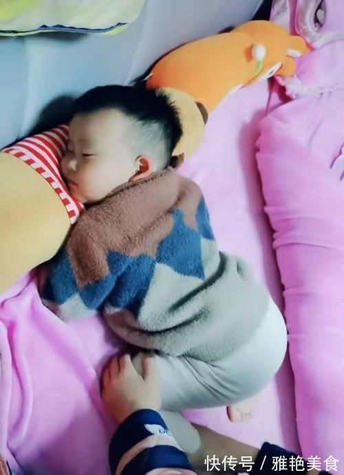 睡姿|宝宝很“安详”的睡觉，妈妈掀开被子后无法淡定，网友卧虎之相，此子大才