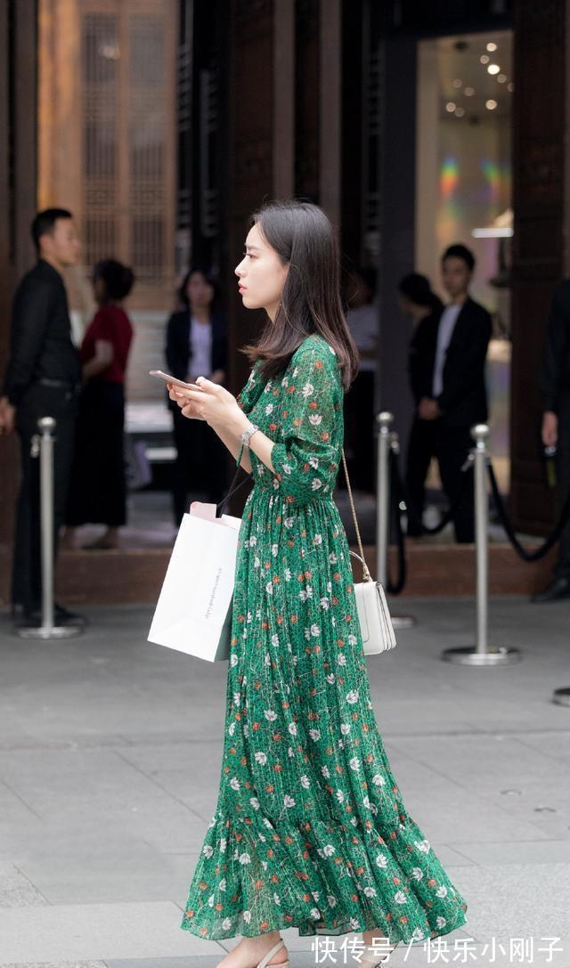 搭配 连衣裙的穿搭也可以先锋有个性,要讲究色彩搭配,时髦又个性