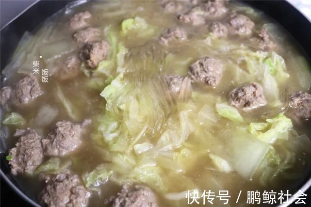 冬瓜|白菜和冬瓜一锅煮，搭配自制肉丸太好吃，每人一碗，连汤也不剩