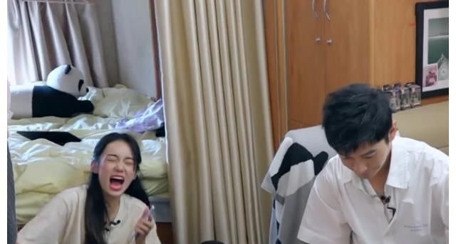 周也被烫出表情包，却给黄晓明烫水泡脚，怎么越来越像魏莱了？