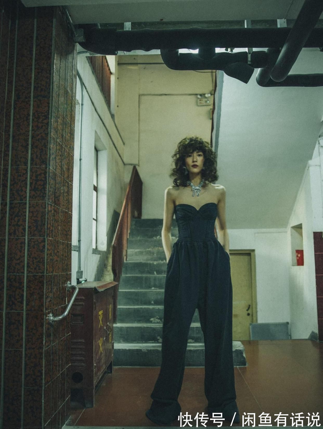 穿搭|刘雯气质真好!烫老土的“阿姨卷”也不显老,配连体裤还有高级感