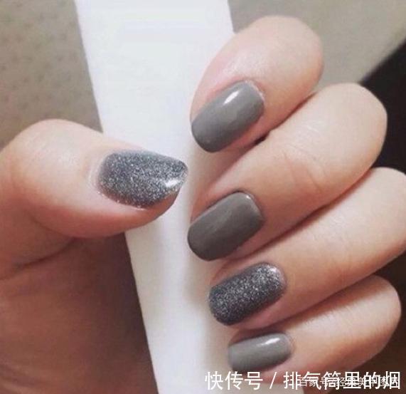 高级感十足的烟灰色和奶灰色美甲图片,时尚显白,拒绝平庸