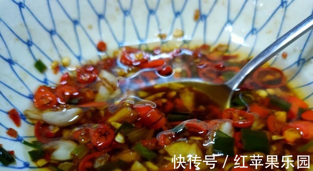 小米椒|蒸茄子，直接蒸不好吃！多做1个步骤，茄子不发黑，更鲜嫩更入味