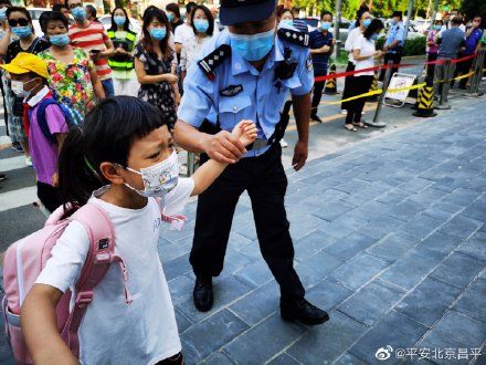 民警|萌娃校门口哭闹 民警护送入学