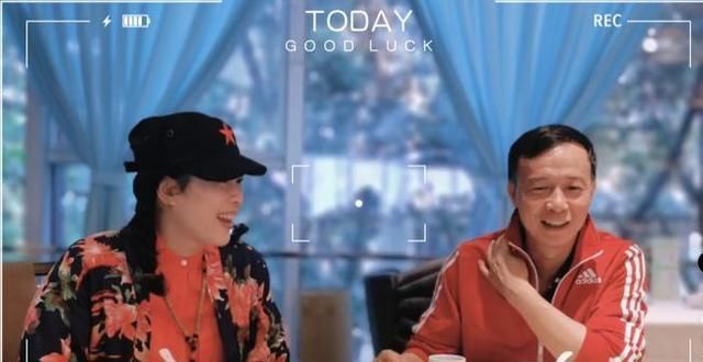 全红婵|得意门生!何威仪升职请吃饭,拿全红婵谢思埸签名照馈赠老友