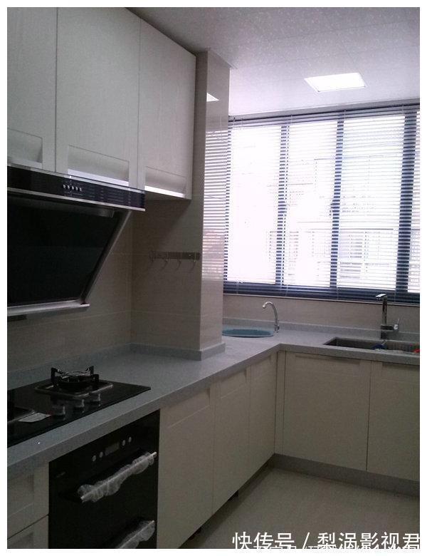 天花板|20W小县城三室二厅装修完毕,40平的大客厅和大露台,被吐槽像KTV