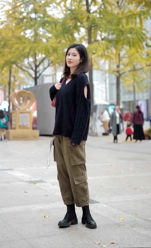 女人再懒,穿毛衣也别配打底裤,学下面潮人这样来穿,保暖显气质