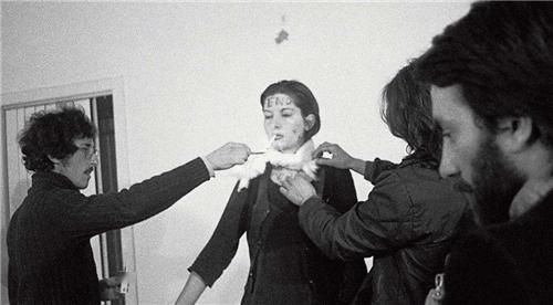 小时|她将身体麻醉6小时任人处置，没等到拥抱与玫瑰，只有路人的狂欢