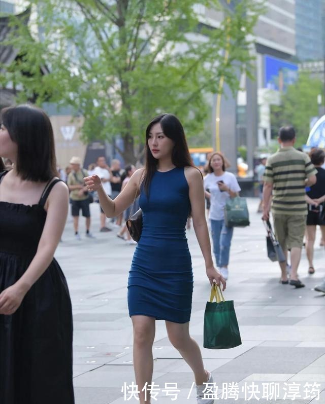 小白鞋不仅简约百搭,且减龄效果相当不错,青春靓丽又不缺时尚感