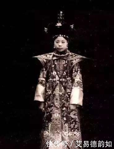 烧死|末代皇后婉容生下孩子，被溥仪烧死，最后被逼发疯