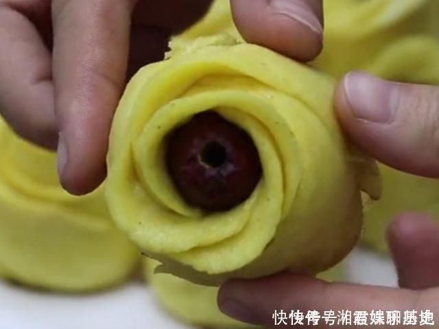 玉米面|玉米面这样做好看又好吃,开水一烫,10分钟一锅,营养又解馋