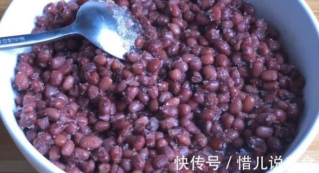 红豆又出新吃法,加一碗玉米面,简单一做,松软香甜,好吃不厌