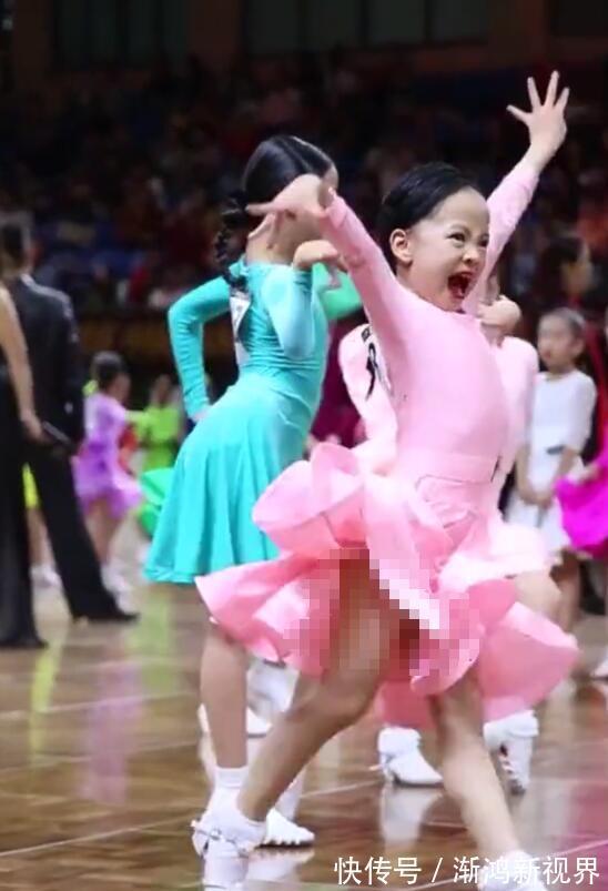 生活环境|表情最“凶”的拉丁舞萌宝火了,舍我其谁的气场,就问你怕不怕